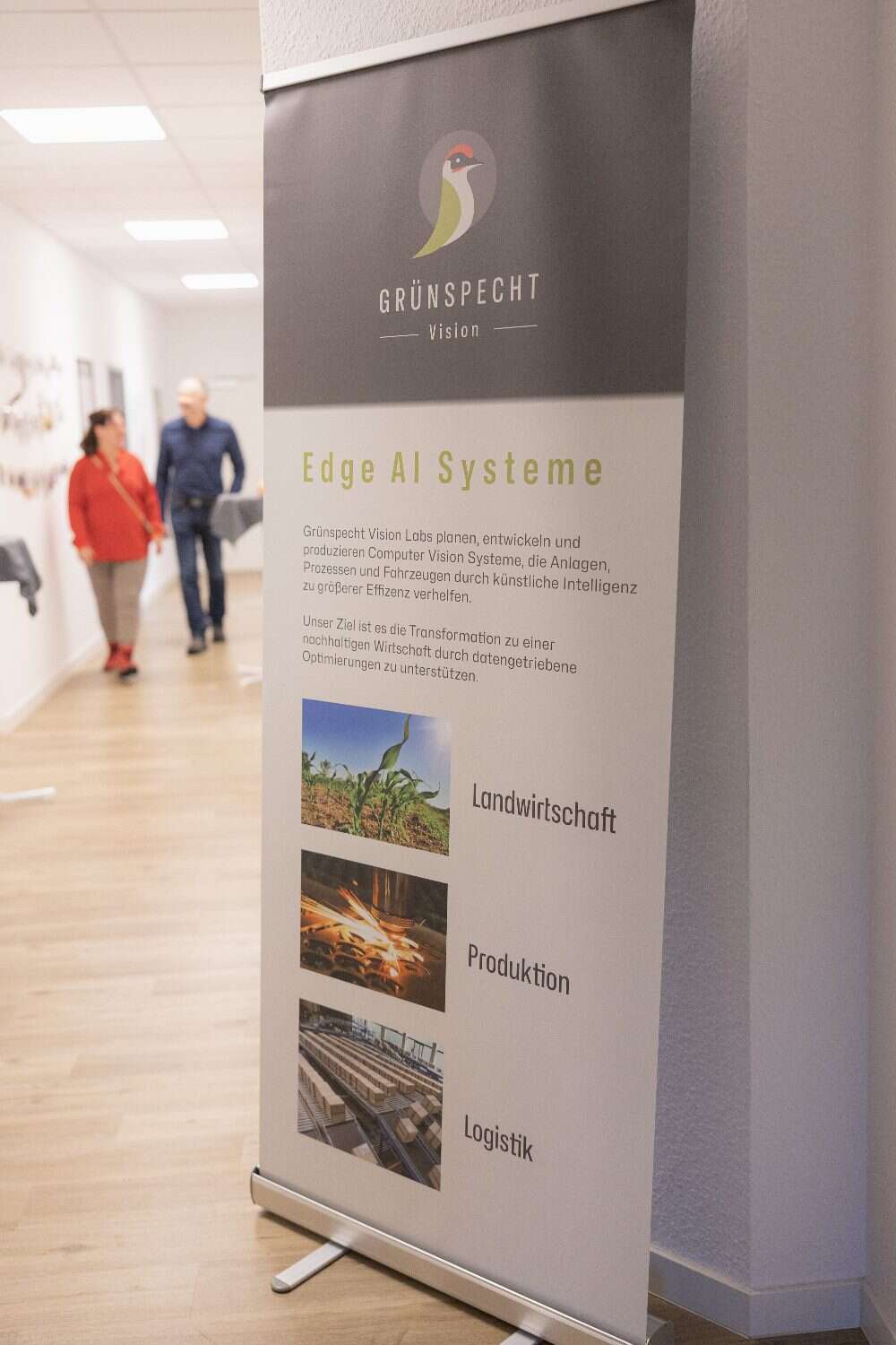 Besucher:innen am Standort von Grünspecht Vision Labs in Dresden