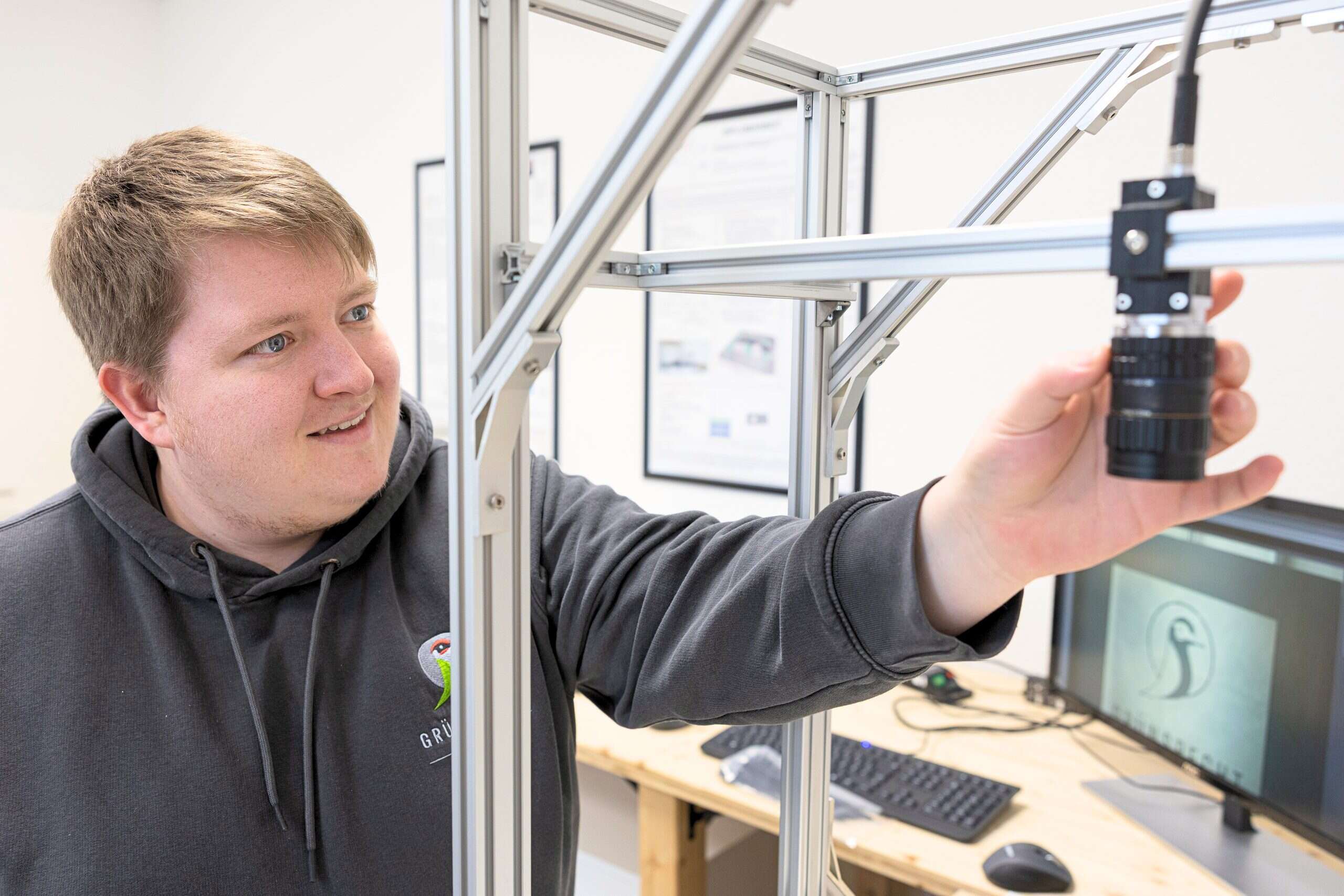 Ingenieur bei der Justage einer Industriekamera am optischen Prüfstand