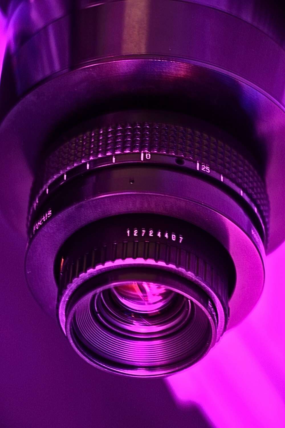 Objektiv und Prüfbeleuchtung eines Kamerasystems für industrielle Bildverarbeitung – Bildqualität als Grundlage KI-gestützter optischer Inspektion