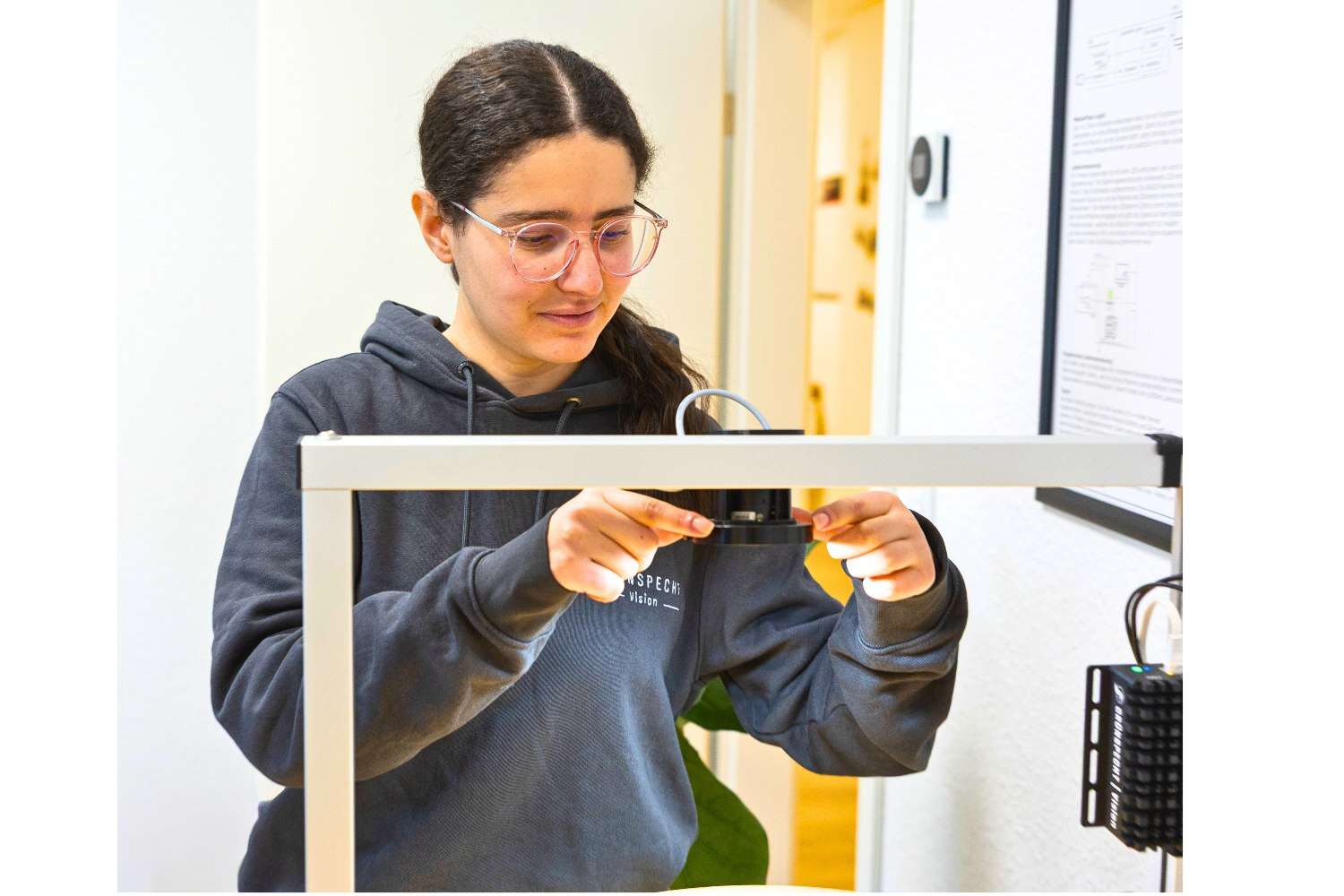 Ingenieurin justiert Kamera und Optik am Laborprüfstand – Machbarkeitsstudie für automatisierte optische Inspektion mit Ihrem Material