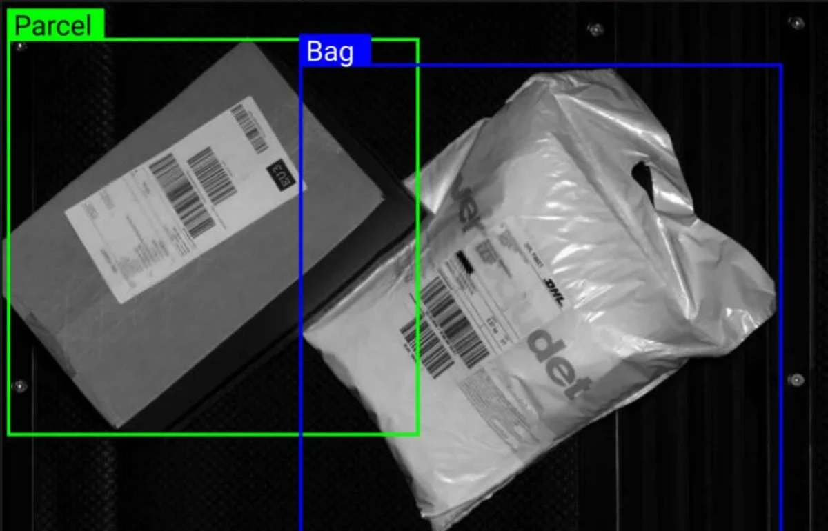 Logistik: Echtzeit-Objekterkennung auf dem Förderband — Karton und Folienbeutel werden automatisch als Parcel und Bag klassifiziert